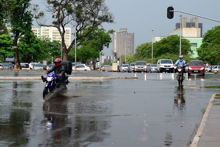 Chuva atingiu região central de Brasília na manhã deste sábado 